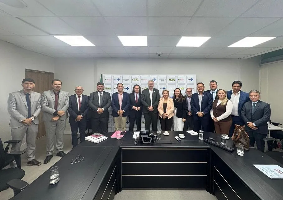 No Ministério da Saúde, Veneziano e prefeitos tratam da implantação de Centro de Diagnóstico por Imagem no sertão