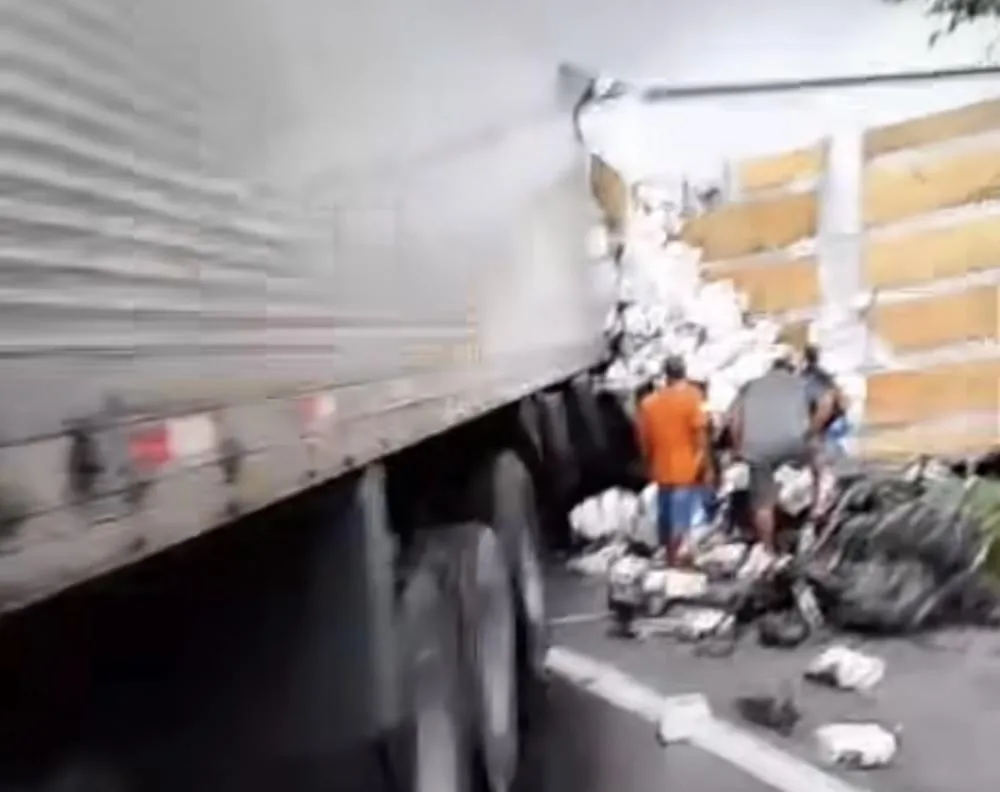 Motorista de 61 anos morre após colisão entre caminhão e carreta, na BR-116 em Cachoeira dos Índios
