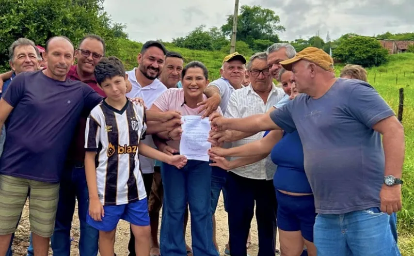 Corrinha Delfino assina Ordem de Serviço para pavimentação no Sítio Azevém, em Cajazeiras