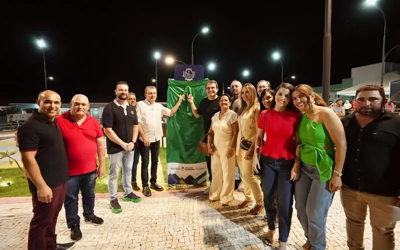Acompanhado de Chico Mendes, prefeito Bal Lins entrega mais uma moderna praça no bairro Dondon Palitot em São José de Piranhas